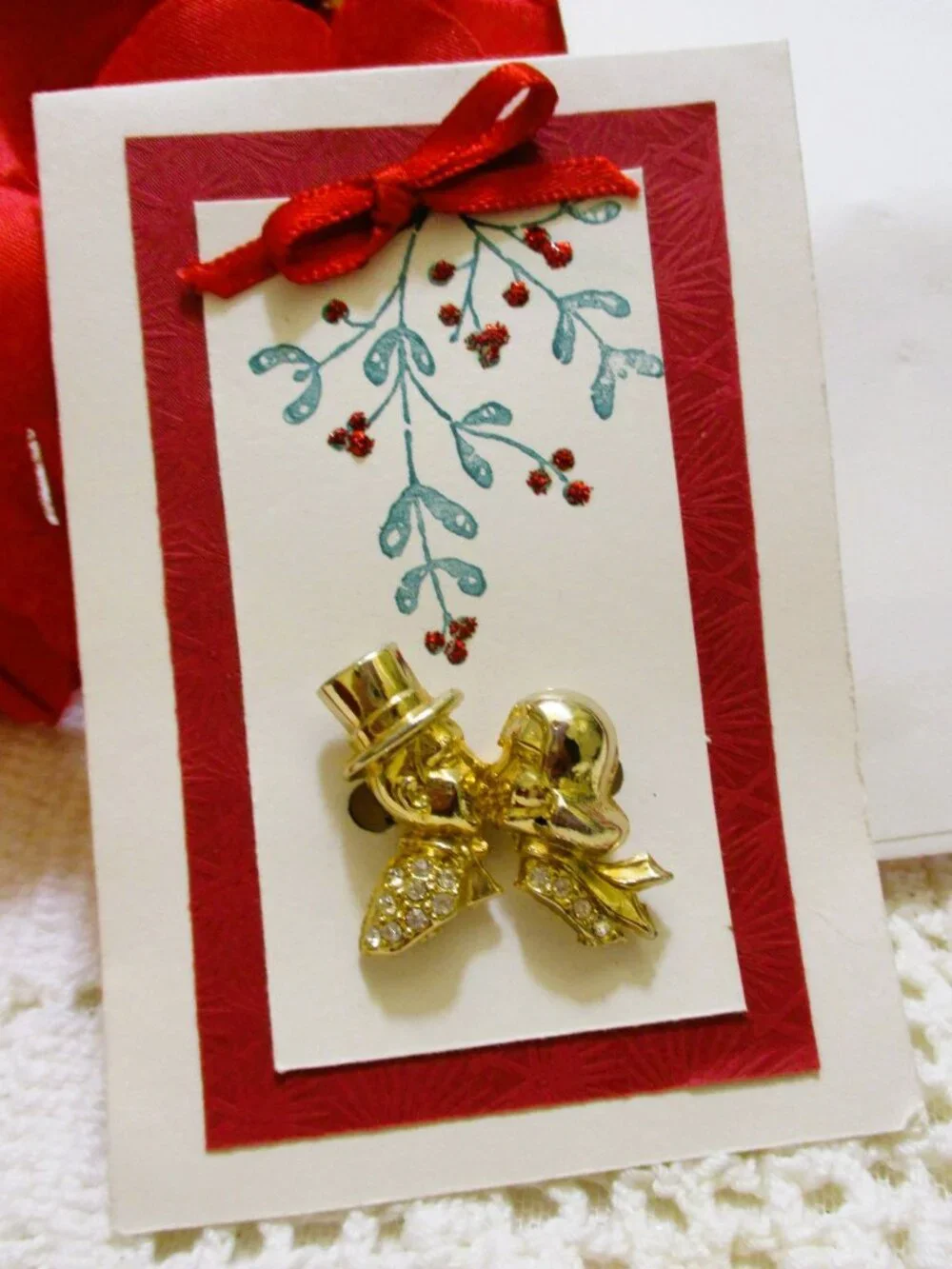 VINTAGE Mistletoe Kissing Couple Brooch Card ~ Gold Plate Rhinestone Jewelry